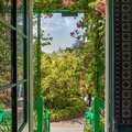 Giverny - Vue jardin par la porte de la cuisine.jpg