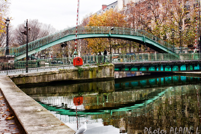 Canal St Martin - Passerelle et pont - reflets.jpg